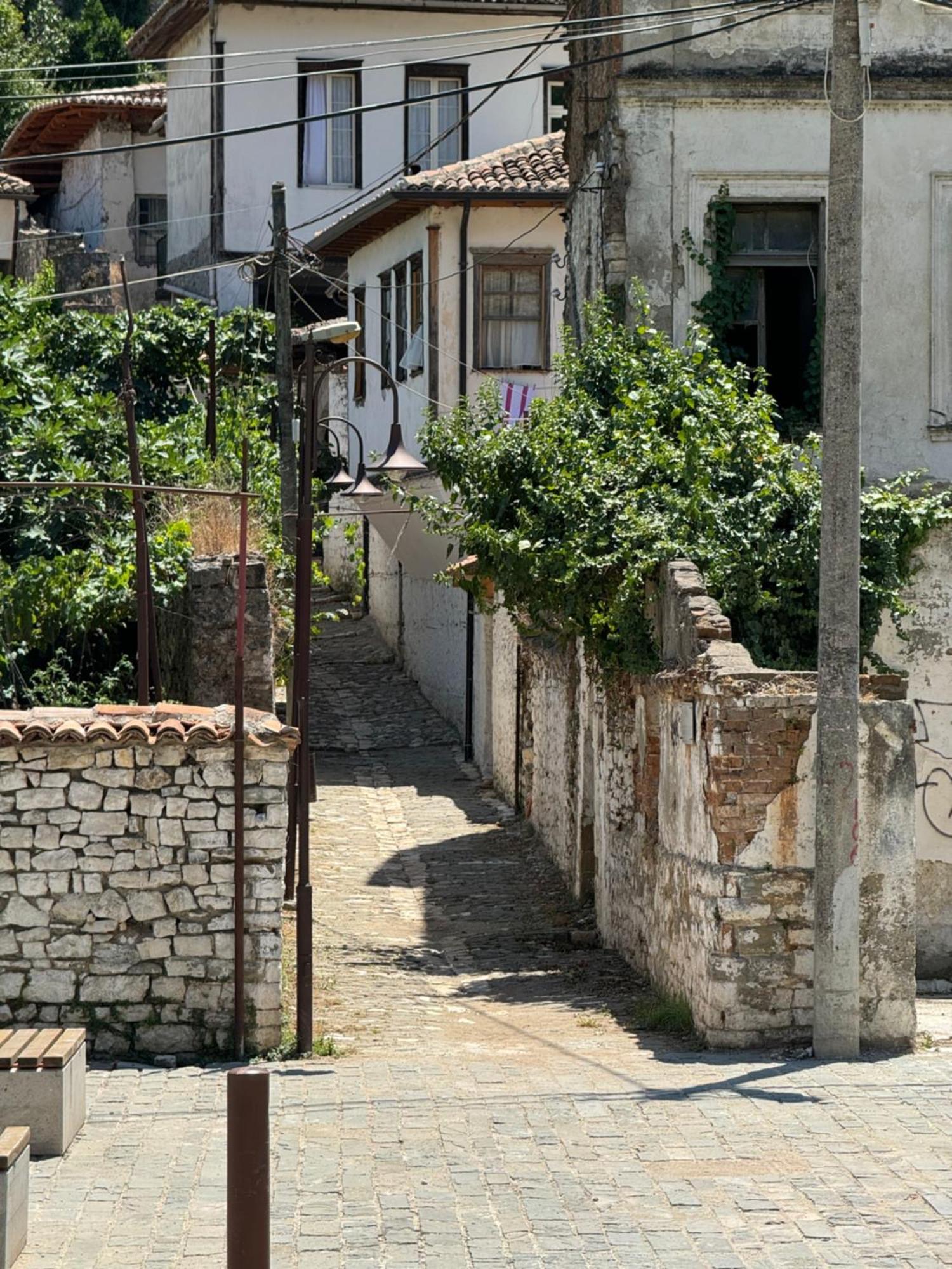 Meroli Guesthouse - Unesco Quarter Berat Exterior photo