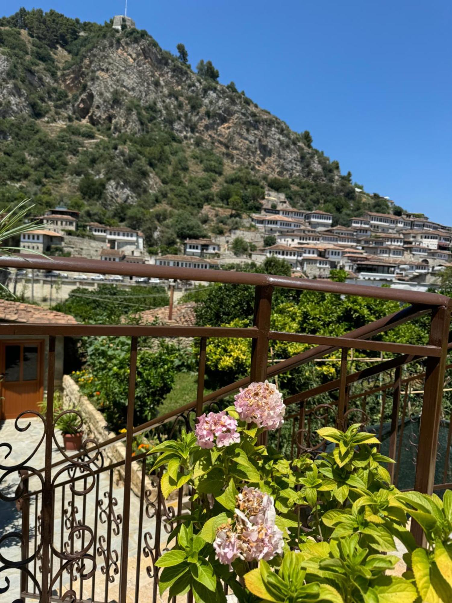Meroli Guesthouse - Unesco Quarter Berat Exterior photo