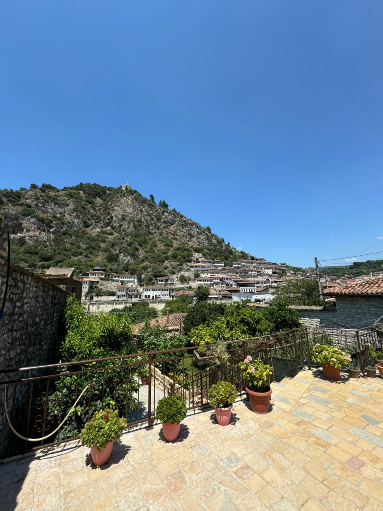 Meroli Guesthouse - Unesco Quarter Berat Exterior photo