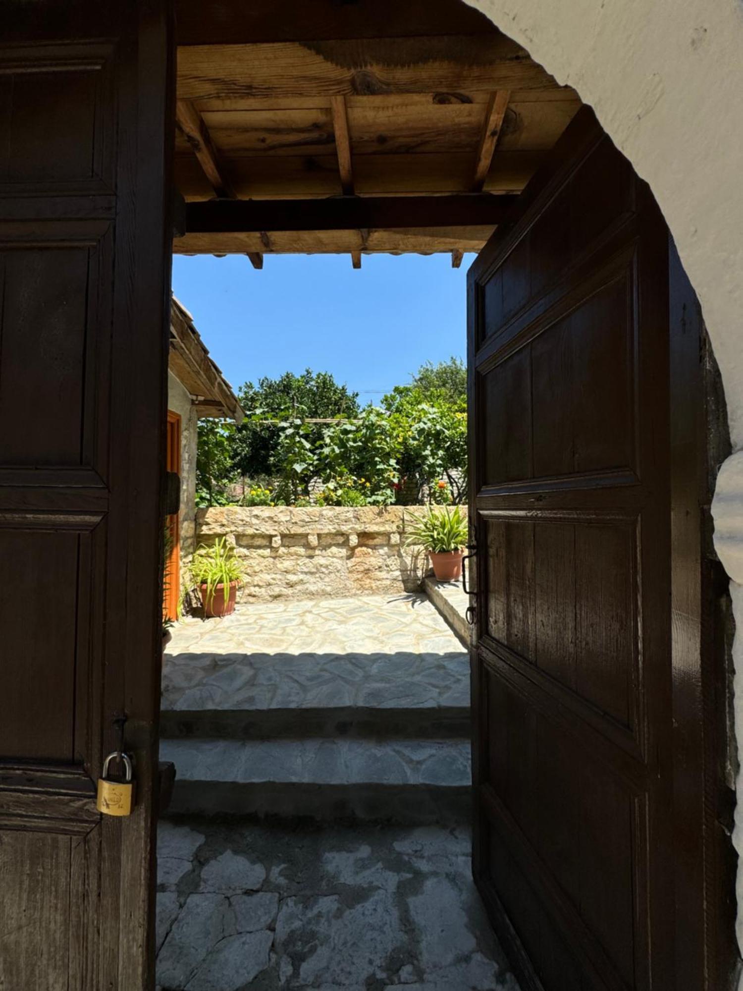 Meroli Guesthouse - Unesco Quarter Berat Exterior photo