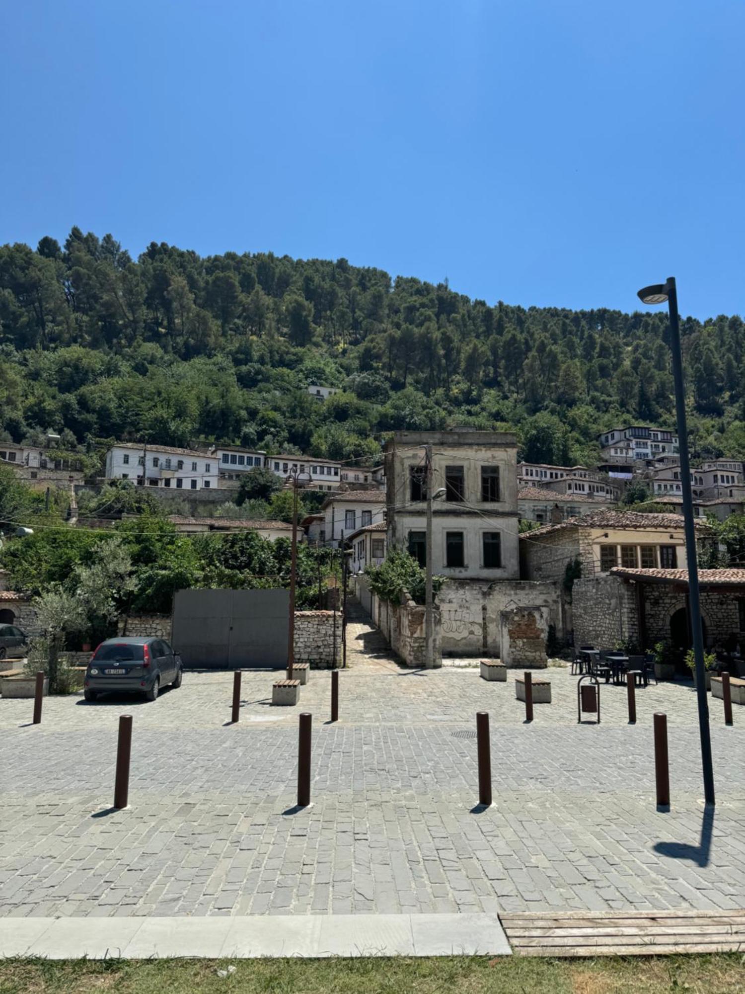 Meroli Guesthouse - Unesco Quarter Berat Exterior photo