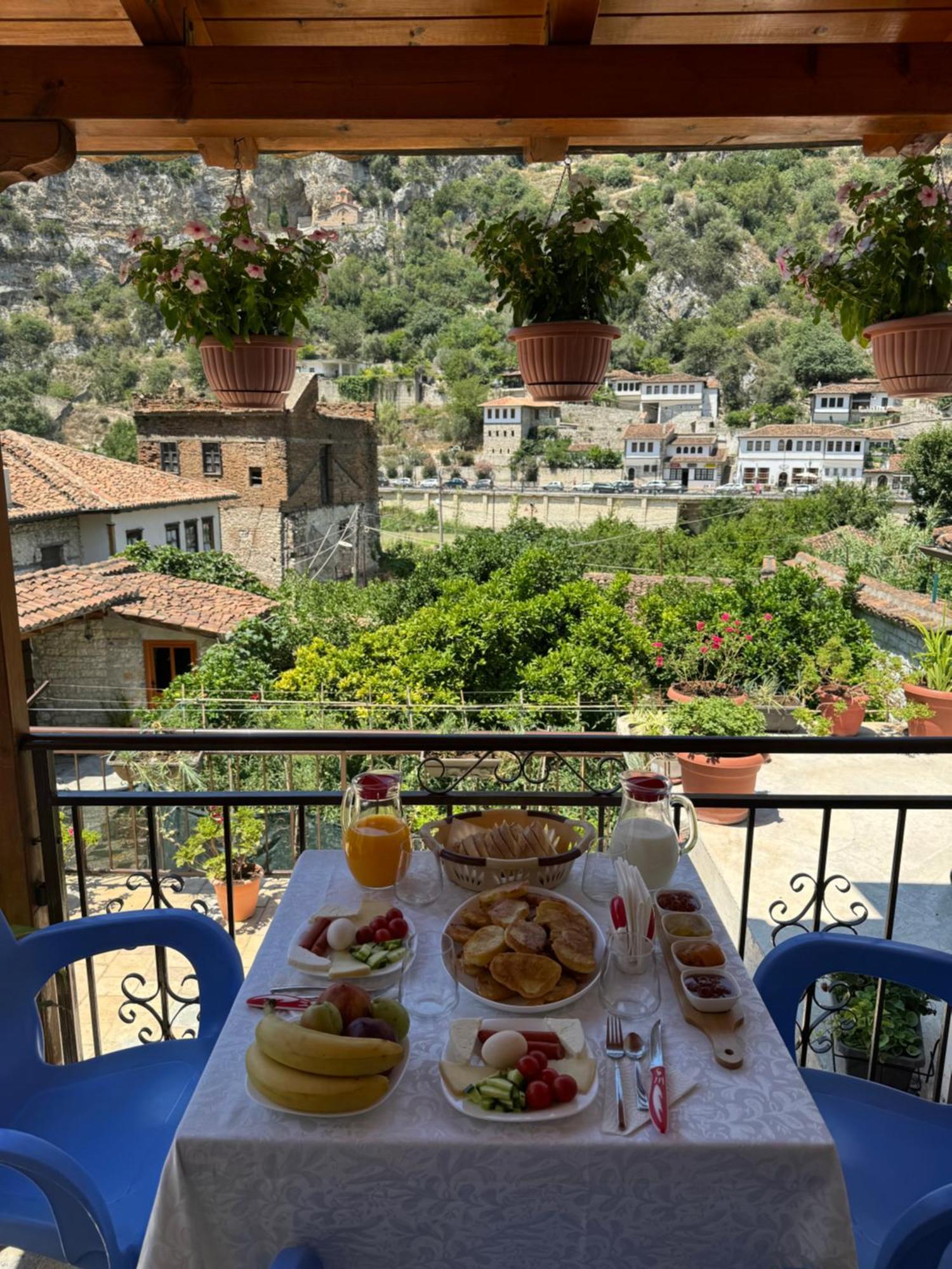 Meroli Guesthouse - Unesco Quarter Berat Exterior photo