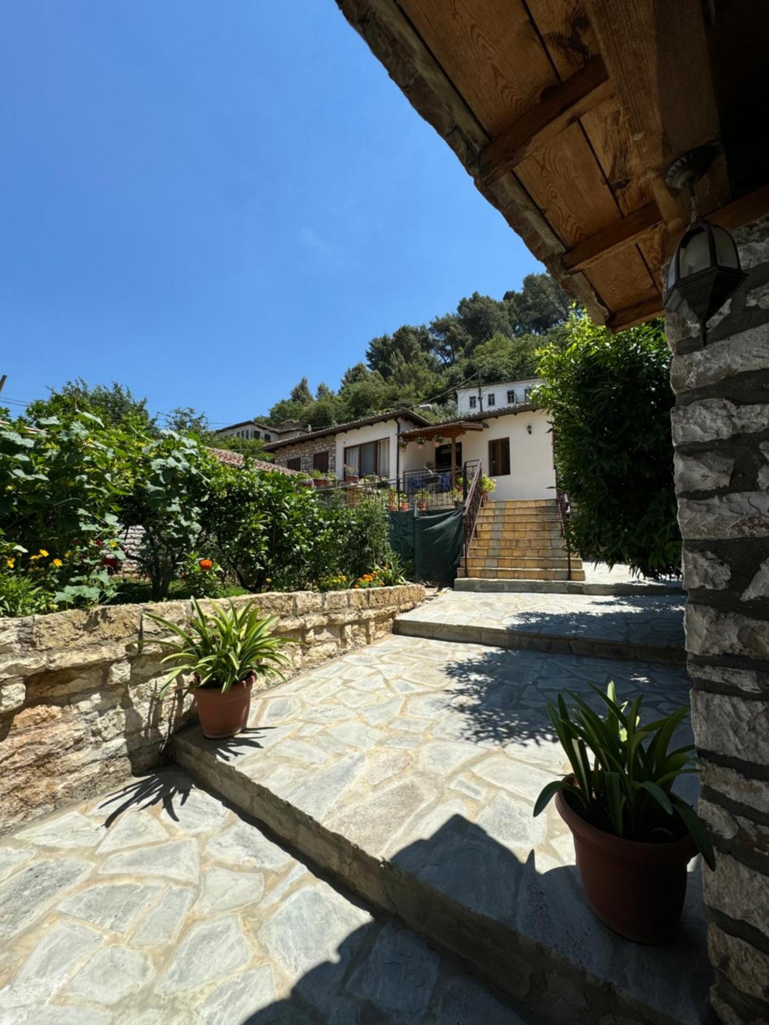 Meroli Guesthouse - Unesco Quarter Berat Exterior photo